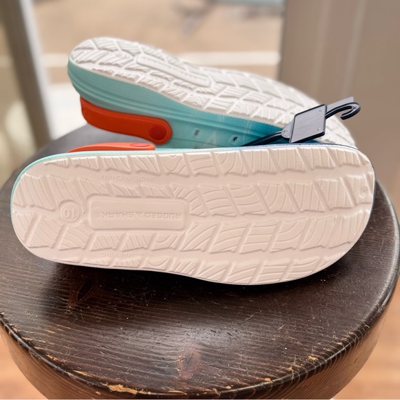 Rugged Shark Men's Size 10 Shark Week Clogs NWT Discovery Channel Blue Orange - Picture 8 of 10